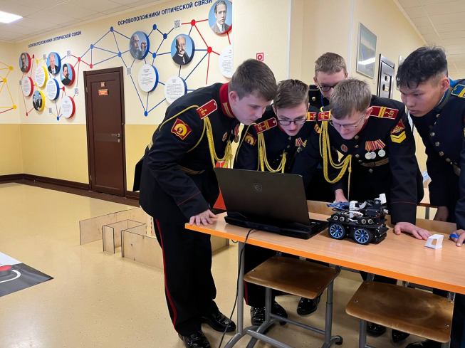  Сотрудники ФИЦ РАН провели мастер-класс по наземной робототехнике в Военной академии связи